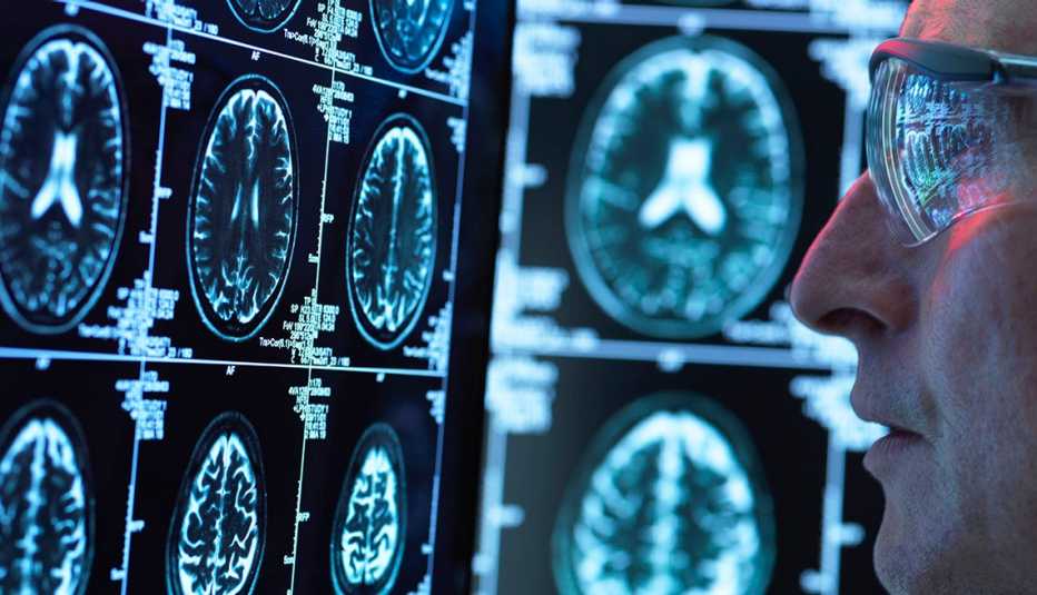 Un investigador científico mira unas radiografías cerebrales