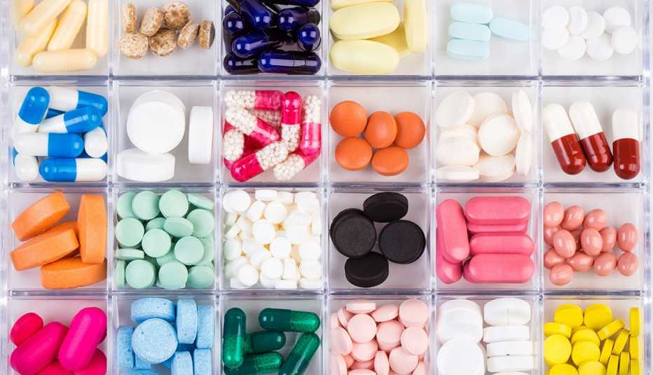 Un pastillero con diferentes medicamentos.