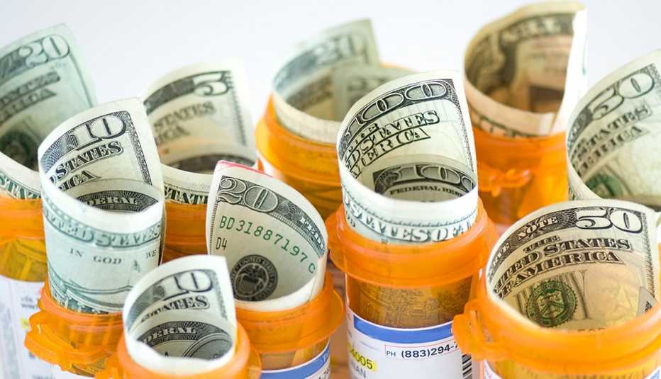 Dinero dentro de frascos de medicina