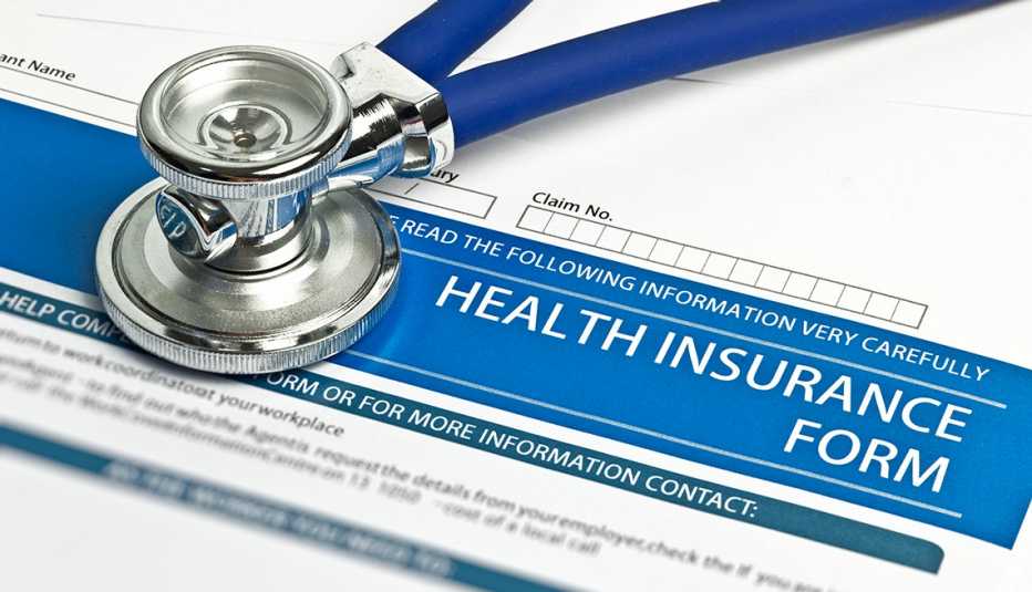 Formulario para solicitar un seguro de salud y un estetoscopio