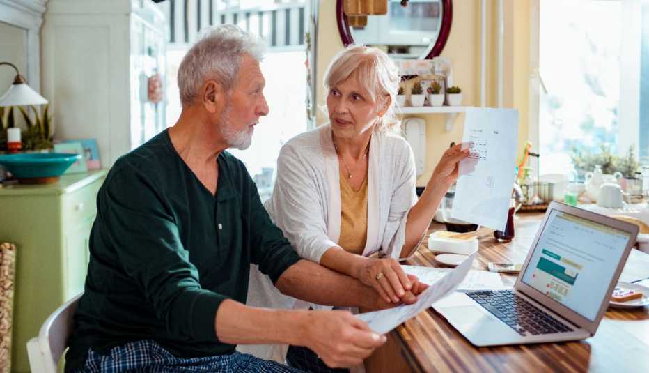 Una pareja evalua varios seguros médicos en línea