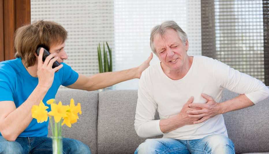 Hombre mayor apretándose el pecho - Cómo sobrevivir a un ataque cardíaco