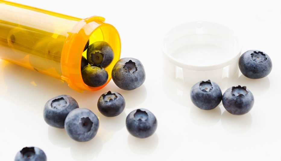 Frasco de medicamentos con arándanos azules