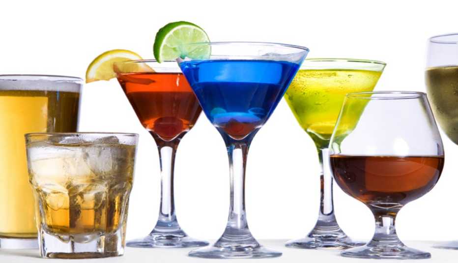 Copas y vasos con diversas bebidas alcohólicas
