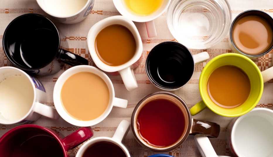 Varias tazas de café sobre una mesa