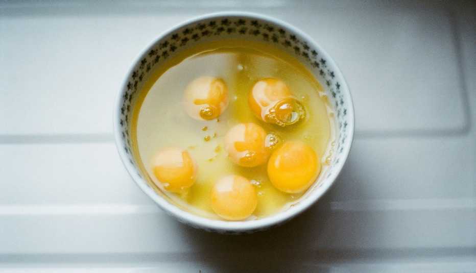 Huevos crudos en un envase