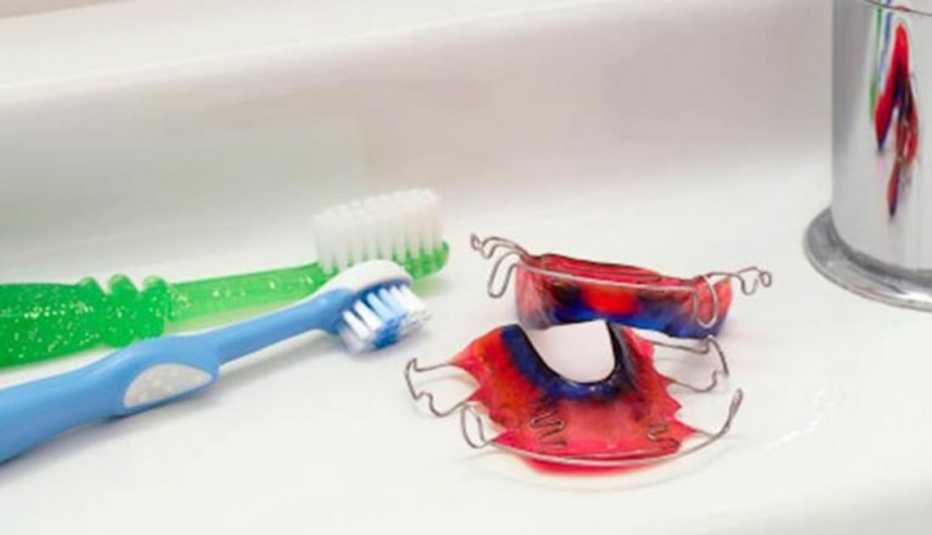 Cepillo de dientes y caja dental - Su cepillo de dientes es un semillero para las bacterias?