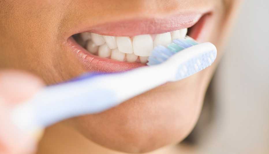 Mujer cepillándose sus dientes