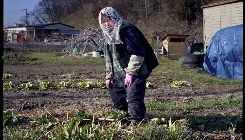 Mujer en su hortaliza
