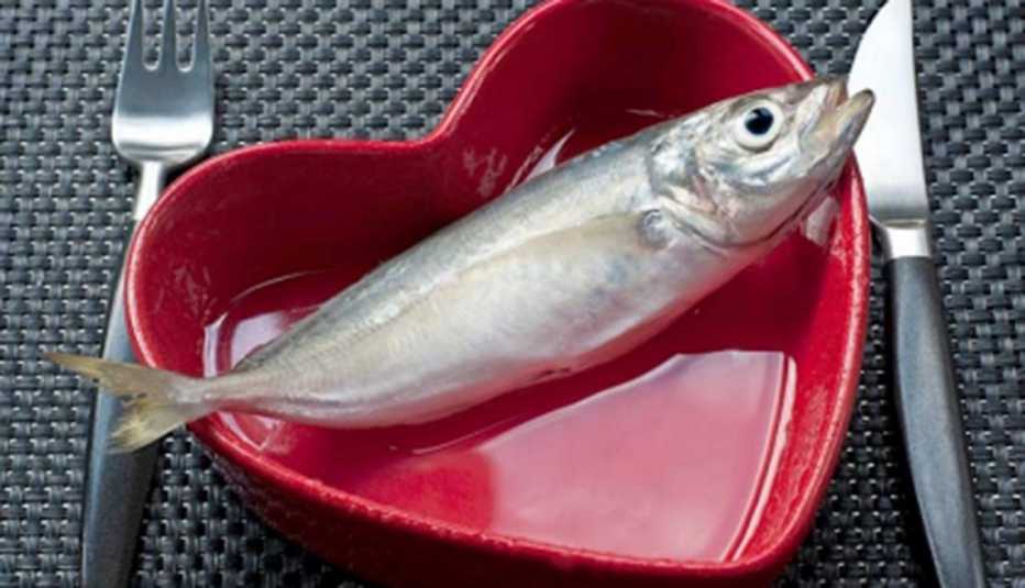 Plato en forma de corazón con un pescado