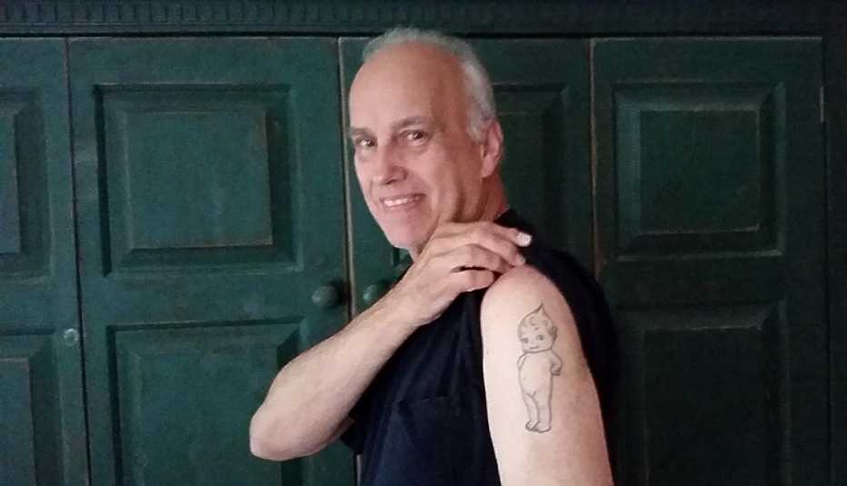 Ed Poska mostrando su tatuaje