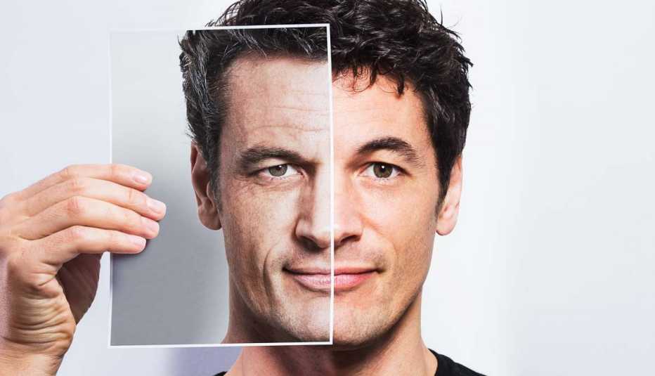 Hombre sosteniendo una foto de si mismo, pero mayor - Preguntas al cirujano plástico