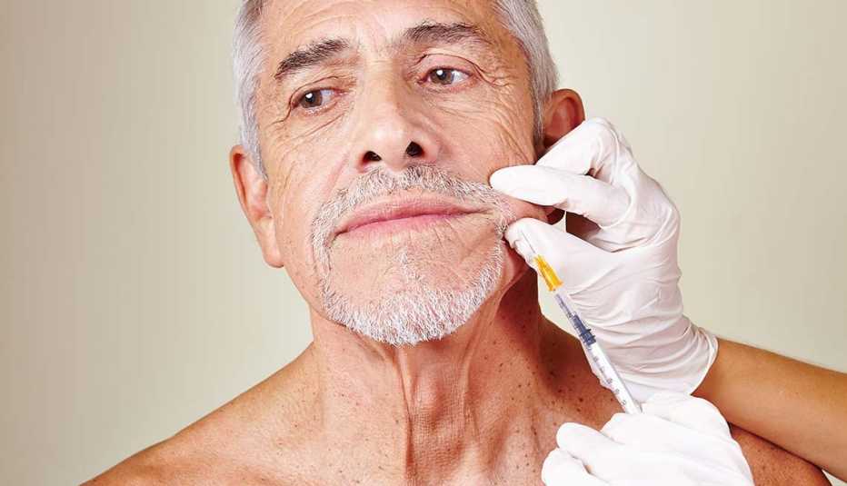 Hombre inyectándose botox