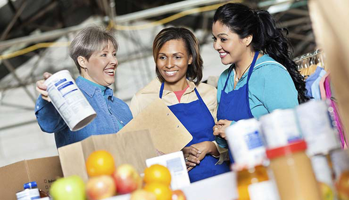 Mujeres empacando alimentos - Alimentos que puedes donar