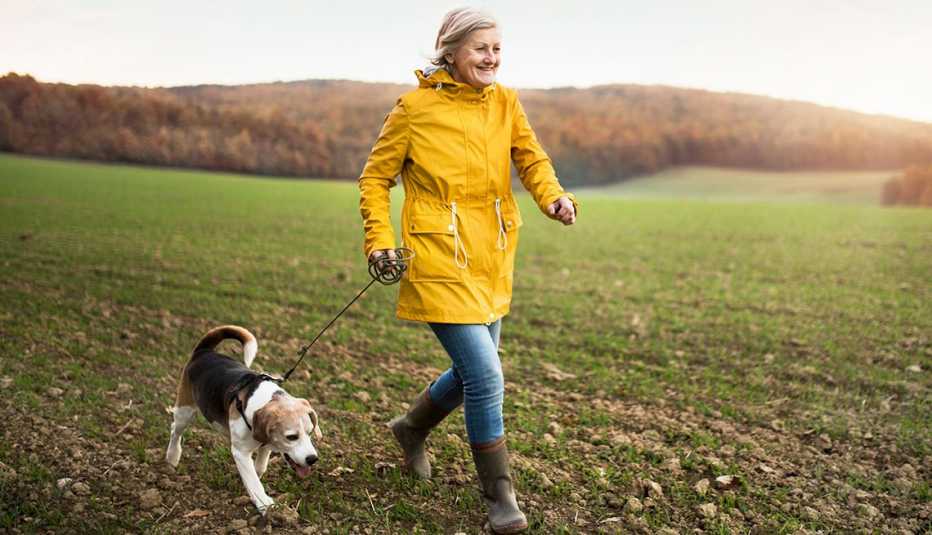 Mujer caminando con su perro