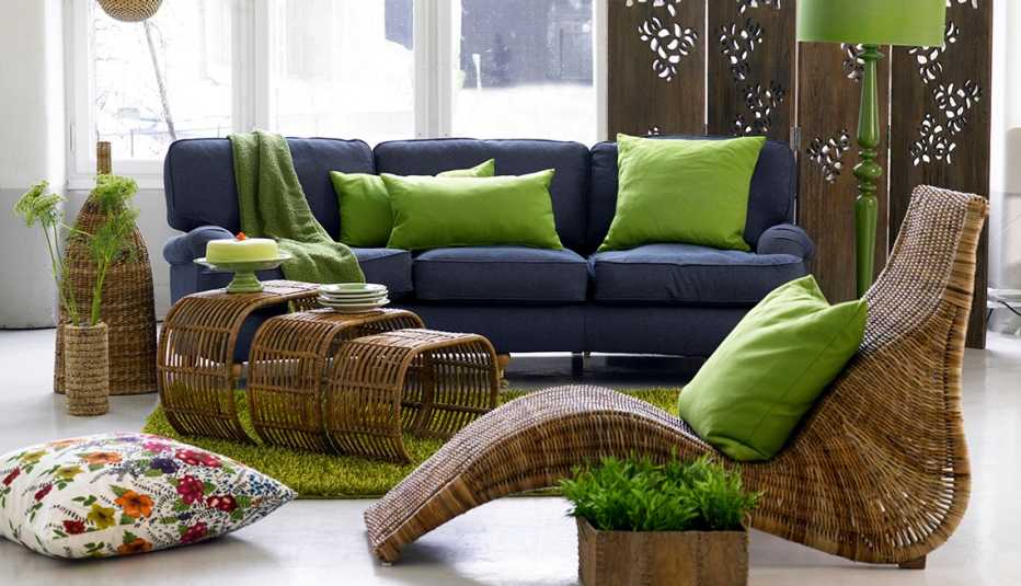 Sala de estar con sillas de mimbre y sofa en colores vivos