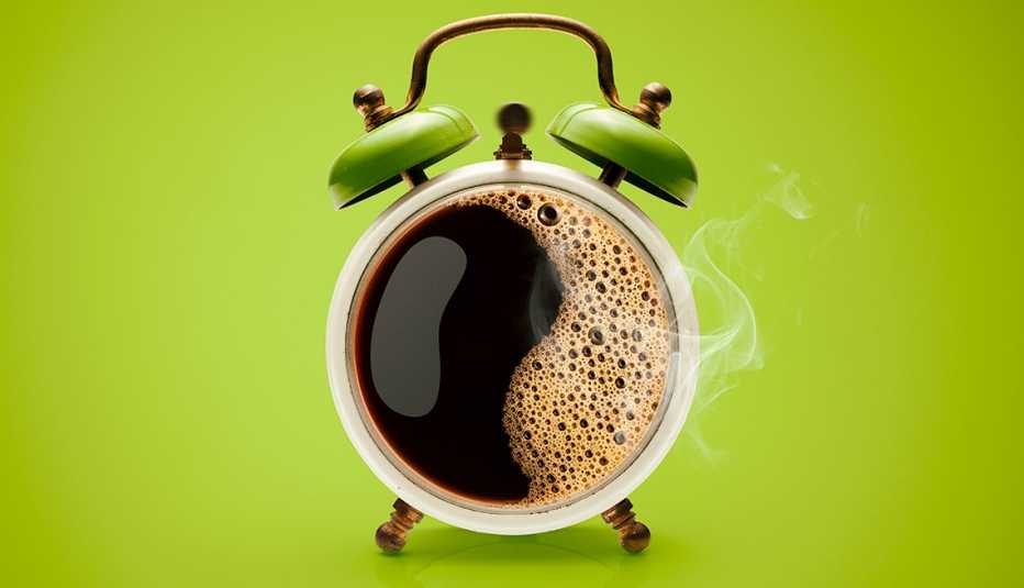 Taza de café y reloj despertador a la vez