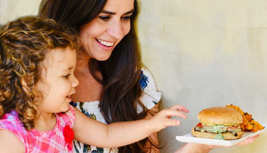 Devin Slexander y su hija comparten una hamburguesa de portobello con pesto margarita