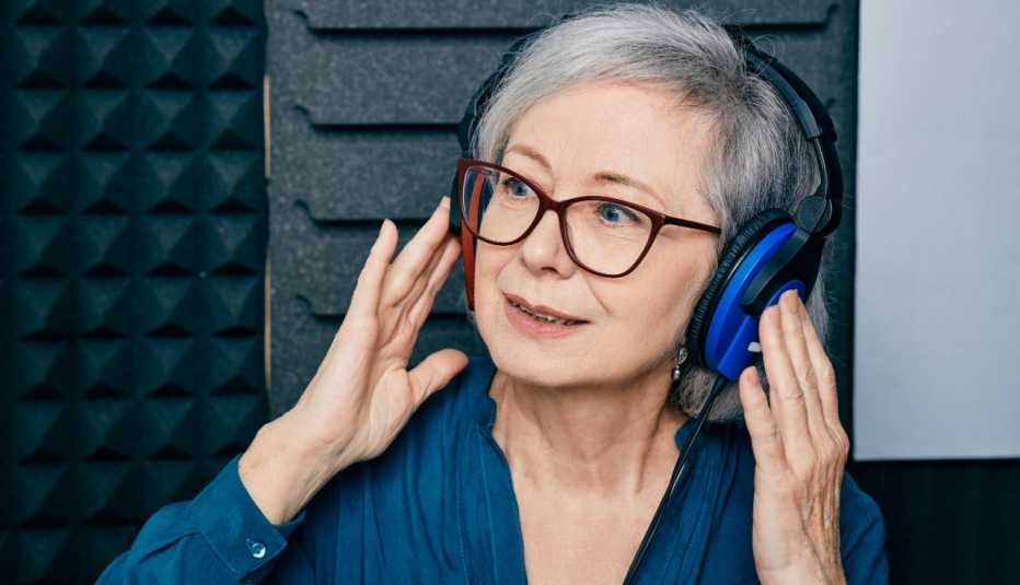 Una mujer con unos audífonos durante una prueba auditiva