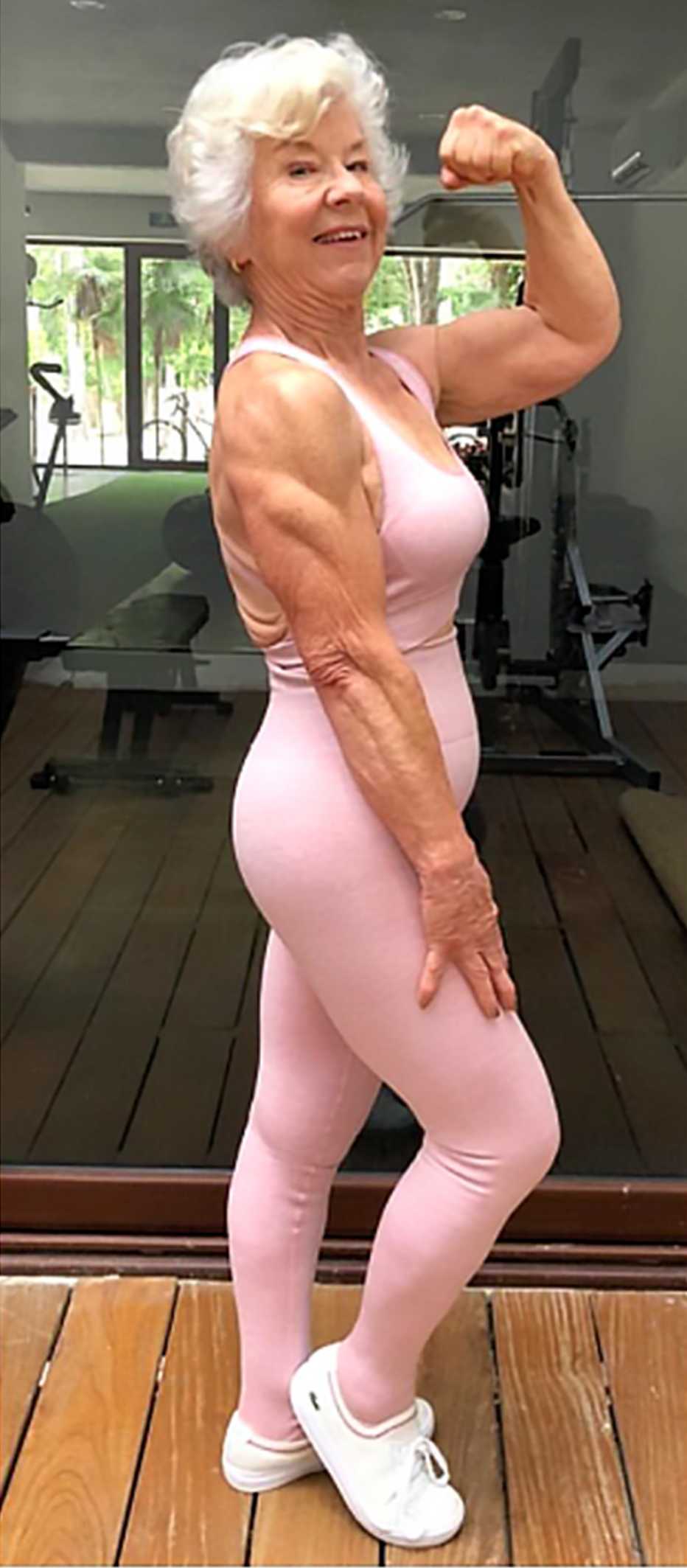 Joan MacDonald flexiona sus músculos