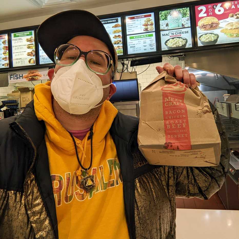 Jay Deitcher con su comida en un restaurante de comida rápida 
