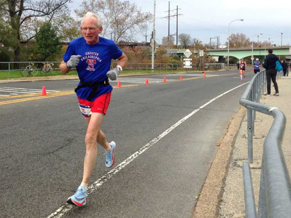 Gene Dykes corriendo en el Rothman 8k, que forma parte del fin de semana del maratón de Filadelfia