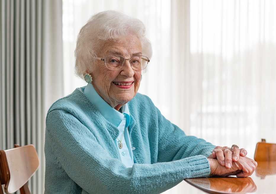 Harriet Harris, de 102, en el comedor de su hogar en Illinois