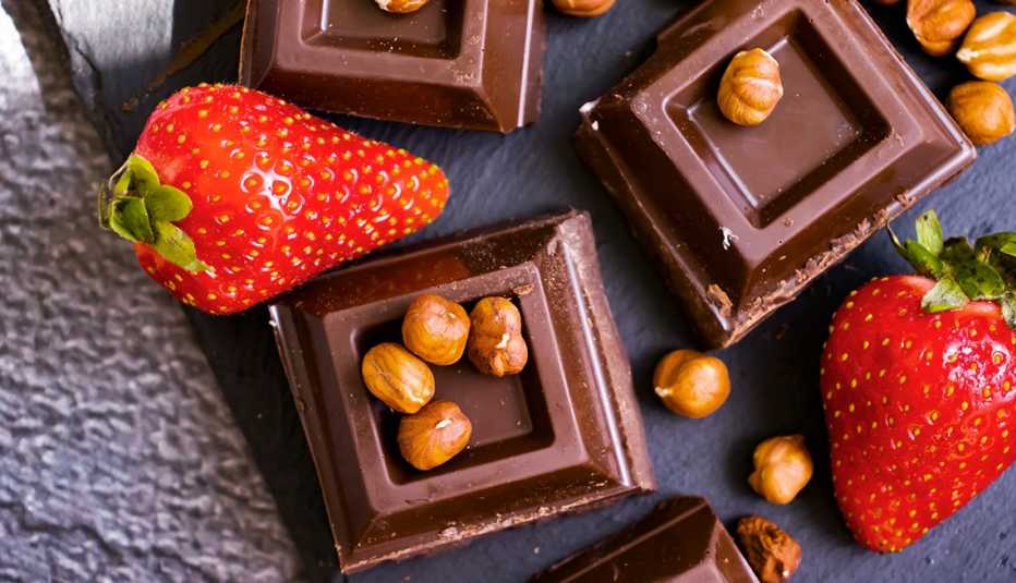 Chocolates, fresas y nueces sobre una mesa