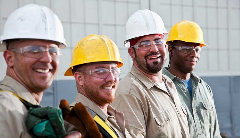 Grupo de trabajadores de la construcción sonriendo