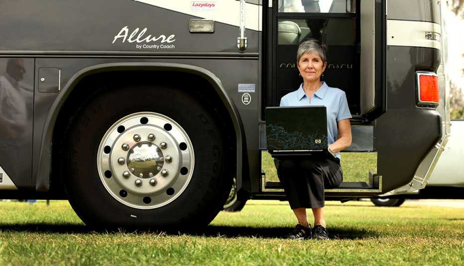 Jill Ferrer con su Laptop y su RV, trabajos parciales para jubilados