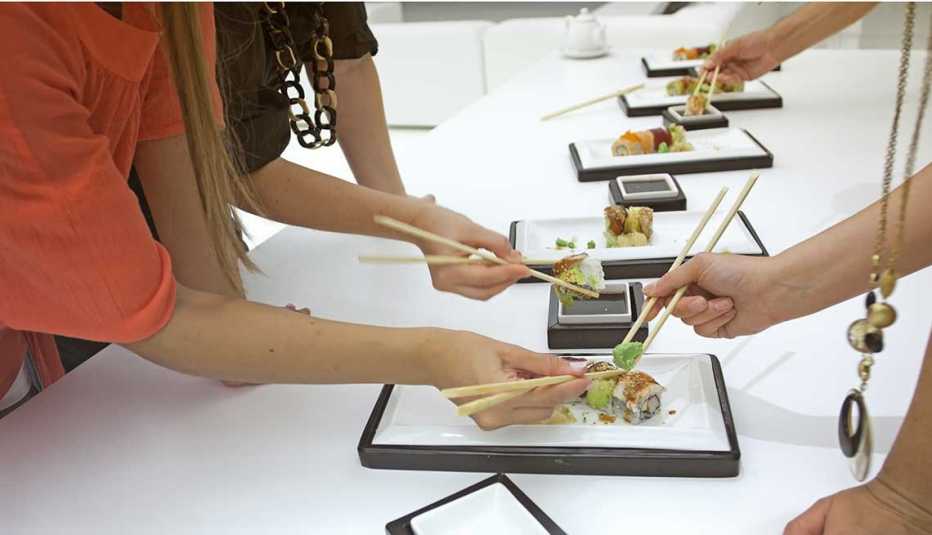 Catadores de sabores califican un plato de sushi