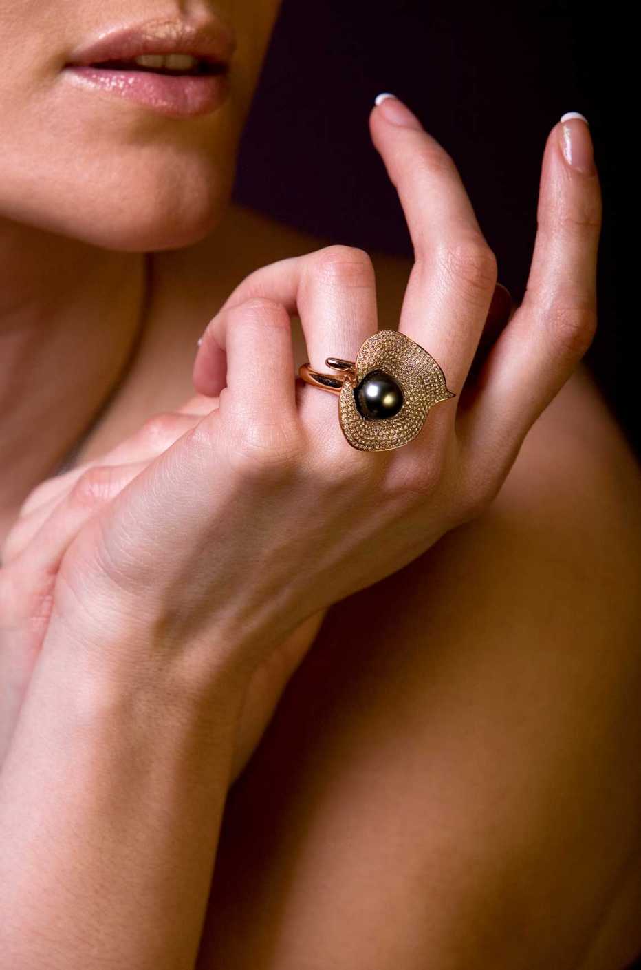 Modelo de partes del cuerpo muestra un anillo.