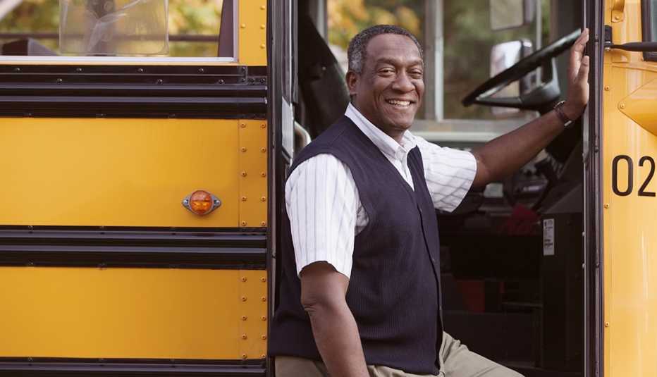 Chofer saliendo de bus escolar