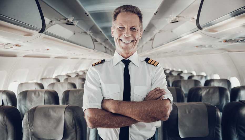 Piloto en una cabina de avión - Empleos con un salario anual superior a los 100 mil dólares