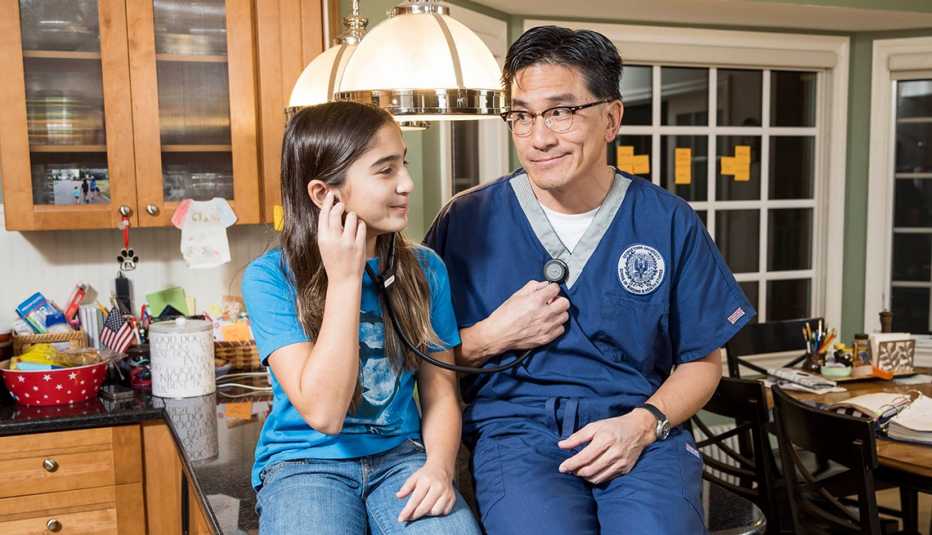 Greg Wang, de 51 años (con su hija Claire), es ahora estudiante de enfermería.