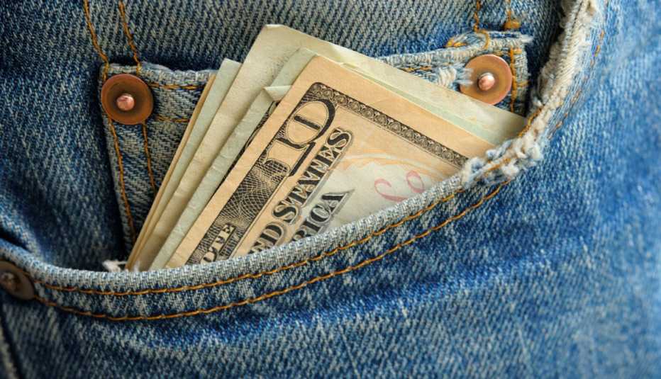 Dólares en el bolsillo de un pantalón de jean y aprende a manejar tu dinero e inversiones