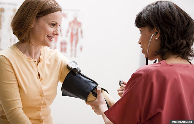 Enfermera toma la presión arterial - Trivia sobre la presión arterial - Hipertension