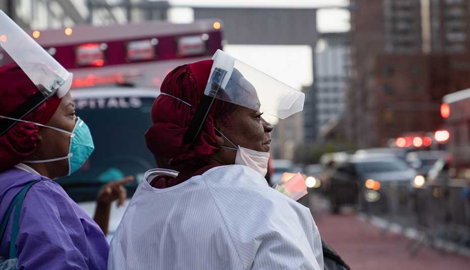 Dos enfermeras en Nueva York recibiendo una ovación de lo bomberos de la ciudad por su labor en la pandemia.