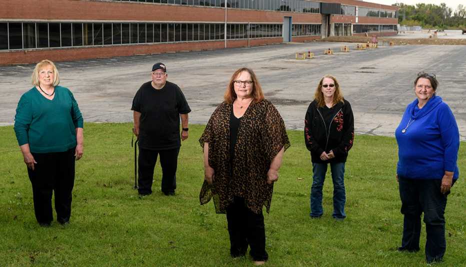 Ex empleados de Whirpool de izq. a der. Nick Pope, Tami Bottoms, Marsha Luttrell y Jean Mayberry frente a la fábrica en Evansville, Indiana, octubre 3, 2020.