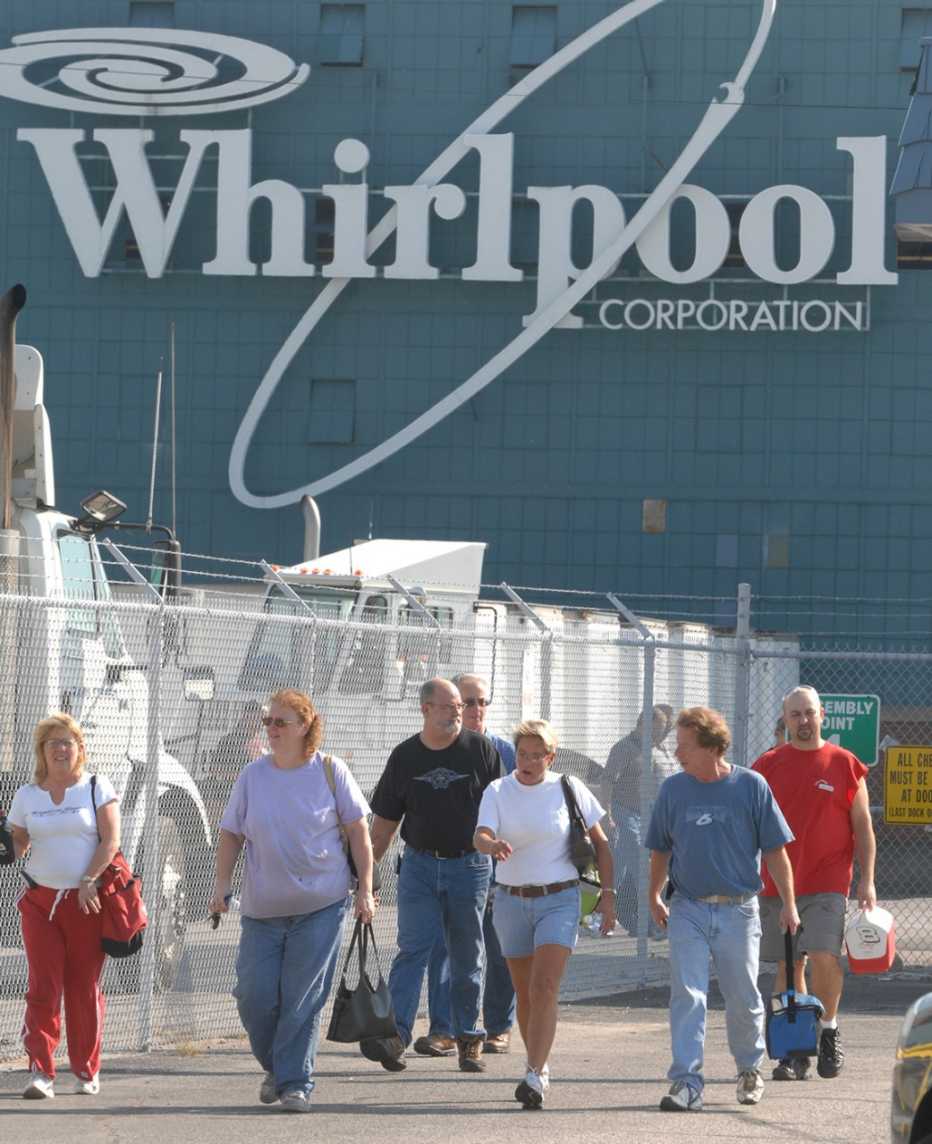 Empleados de Whirlpool saliendo de la fábrica.