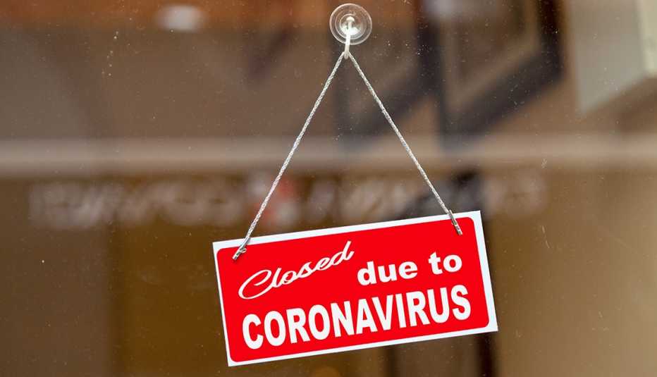 Señal en un negocio que anuncia su cierre por coronavirus.