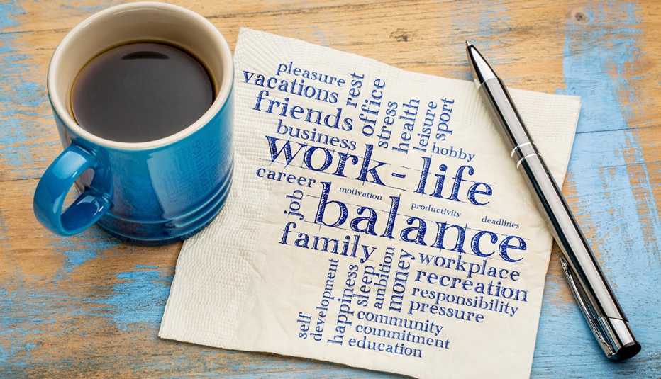 Tasa de café al lado de un lapicero y una servilleta que dice equilibrio entre el trabajo y la vida, la familia, entre otros