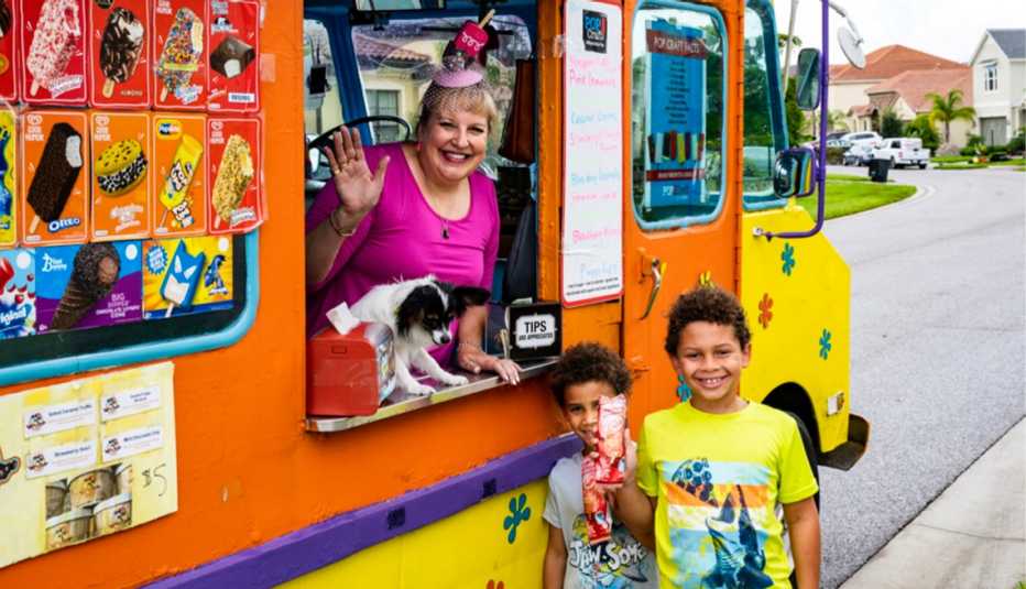 Tammy Hauser, 57, desde su camión de venta de helados en Sarasota, Florida.