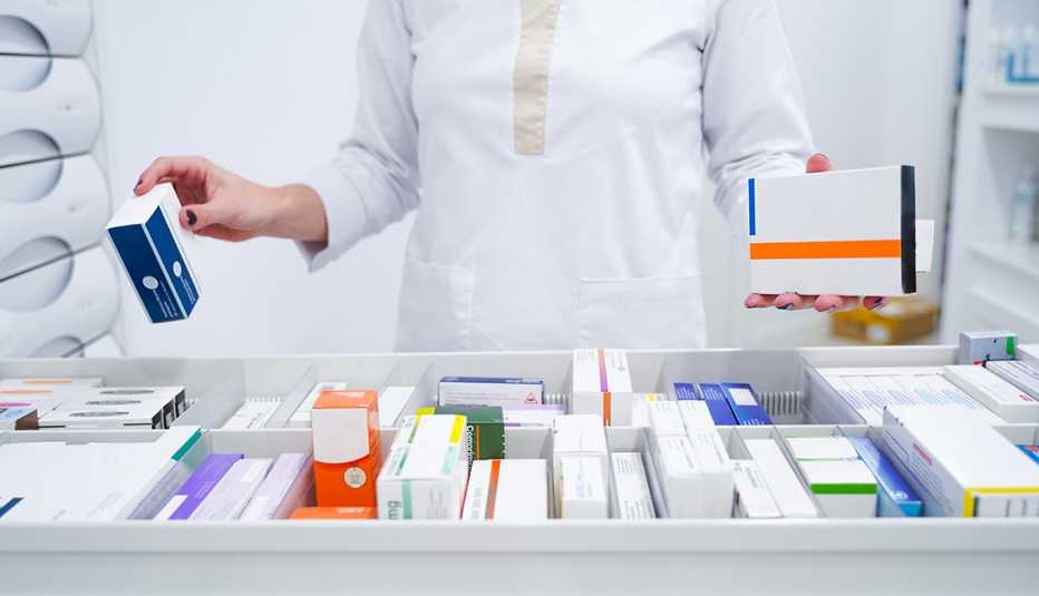 Asistente de farmacia organiza medicamentos