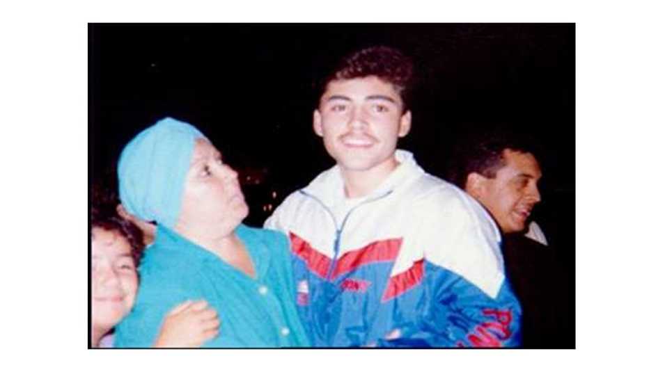 Oscar De La Hoya en la adolescencia al lado de su madre Cecilia Gonzalez De La Hoya, 1990