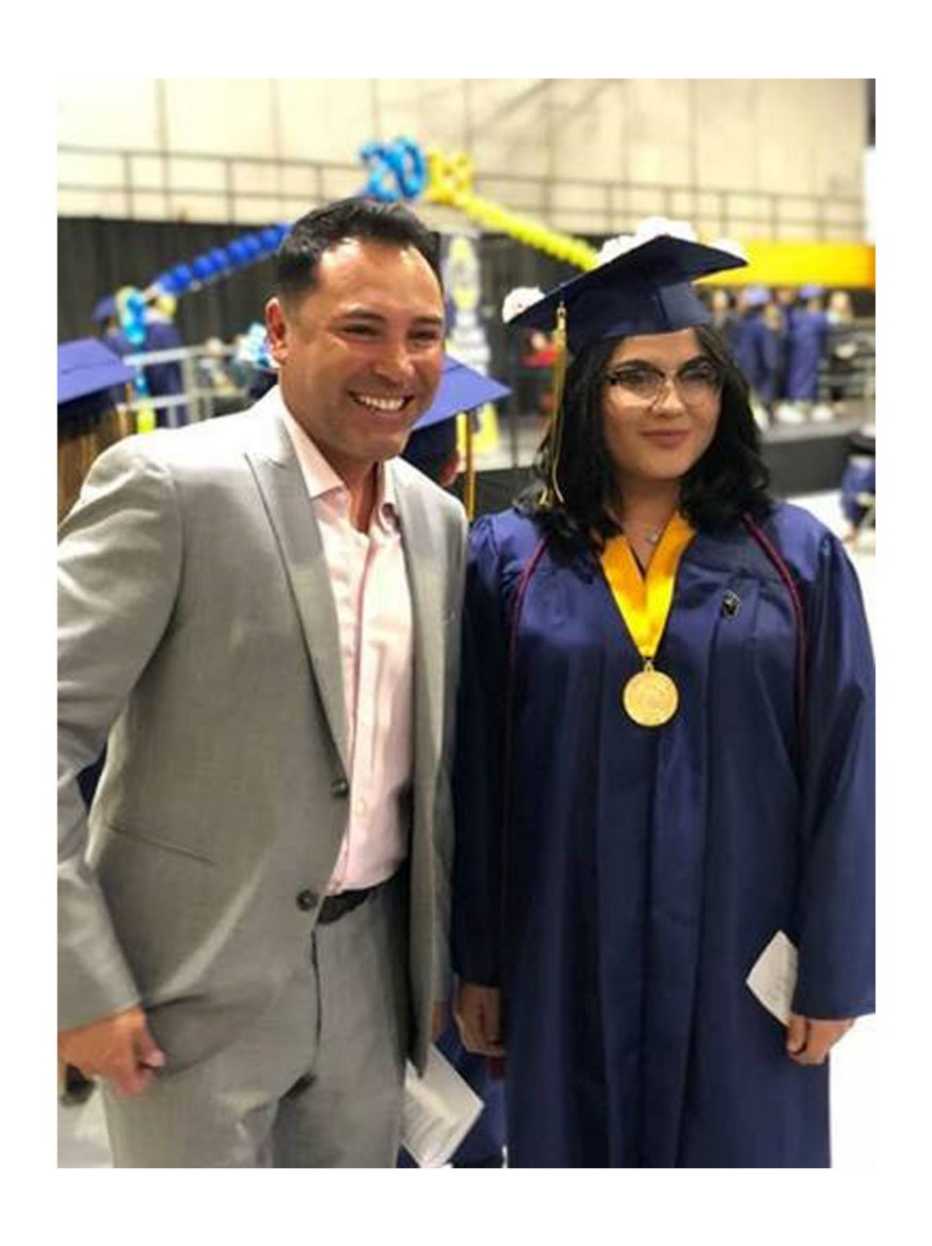 Oscar De La Hoya con una estudiante en su graduación