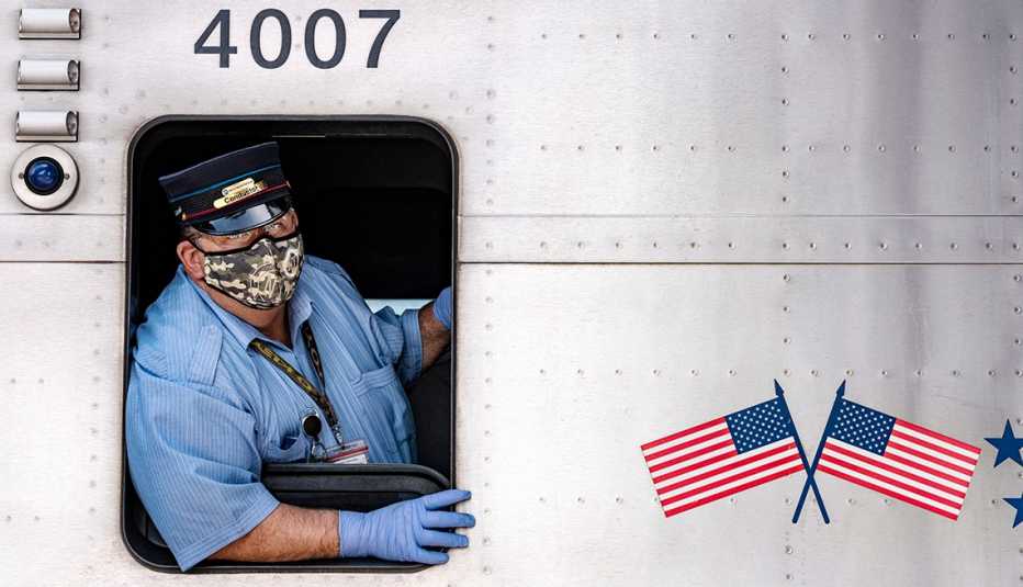 Paul Kempner usando máscara y guantes mientras está en su trabajo como revisor de tren