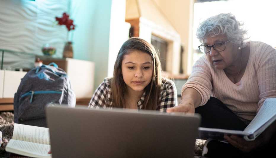 Abuela ayuda a su nieta con las clases virtuales