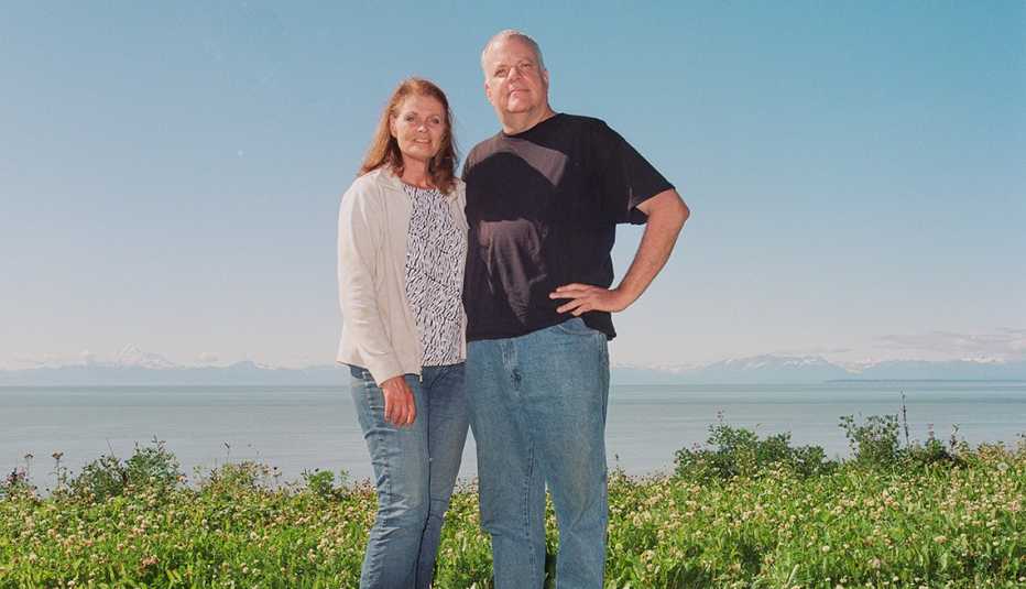 Tamara y Robert Larson en una zona verde cerca a su casa en Kenai, Alaska 