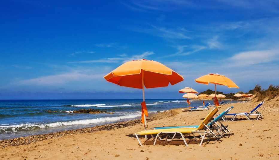Sombrillas y sillas de playa en Corfú (Grecia)